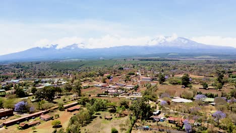 pueblo rural de kenya con el kilimanjaro en el fondo