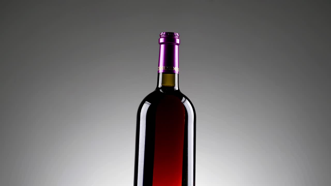 botella de vino rojo con vino para verter