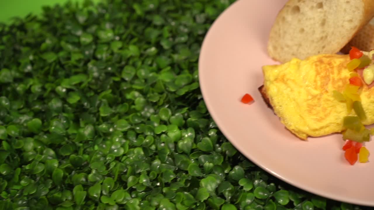 Vista superior de omelette con salsa picante, omelette mexicano picante, salsa picante, tortilla española