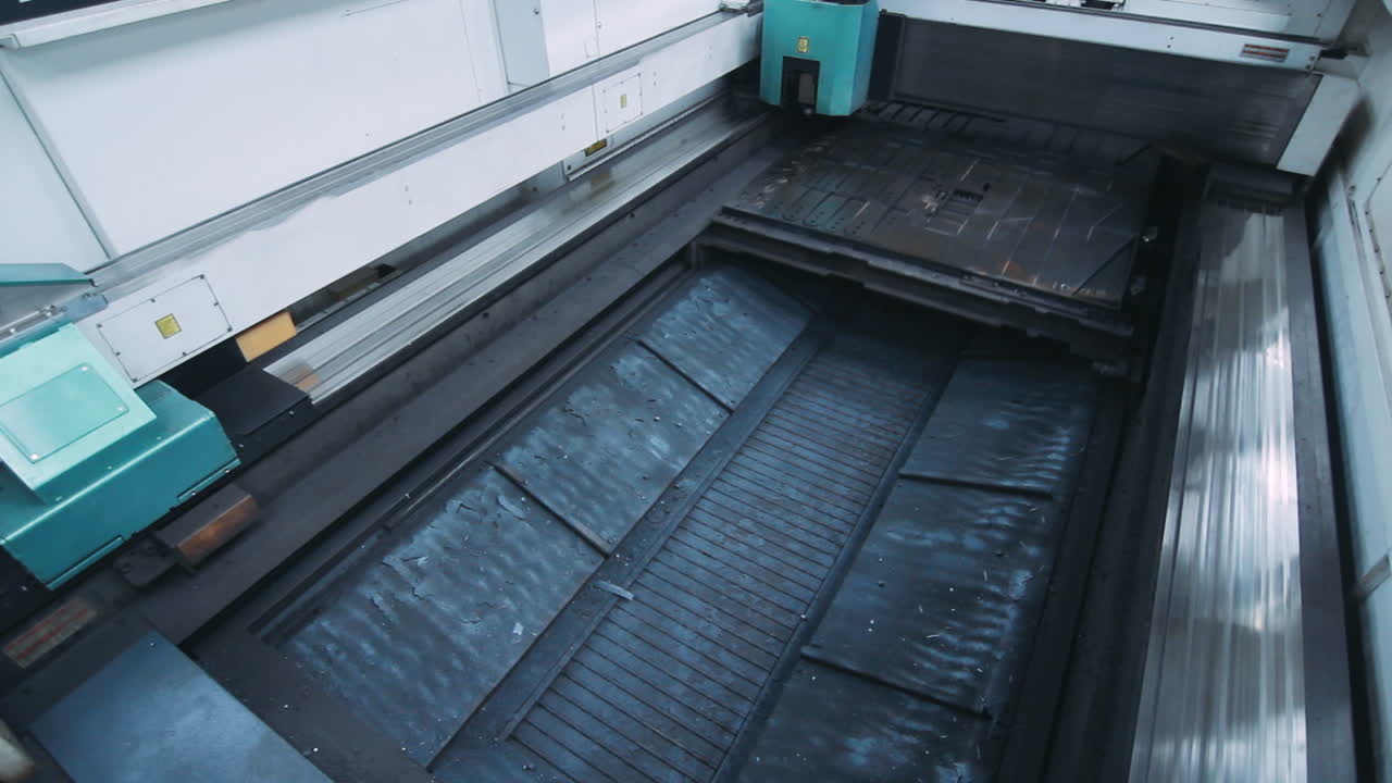 절단 시스템 기계에서 금속 판이 움직입니다. 현대 금속 가공 기술