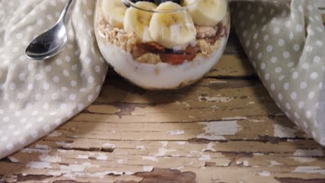 cereal de frutas en un tazón de vidrio 4k