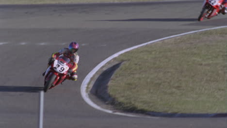 los motociclistas corren alrededor de una pista 3