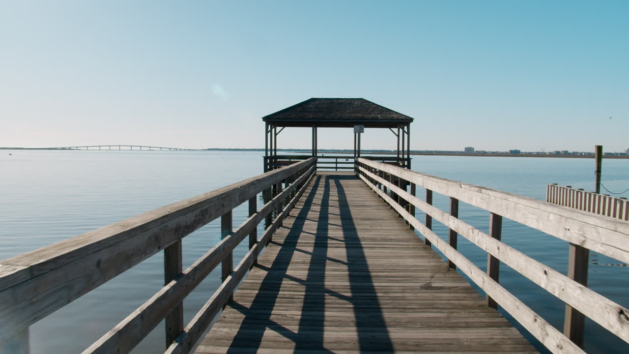 caminando hasta el final del muelle sobre el puerto transparente de vidrio