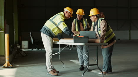 Gente-De-Ingeniería,-Trabajo-En-Equipo