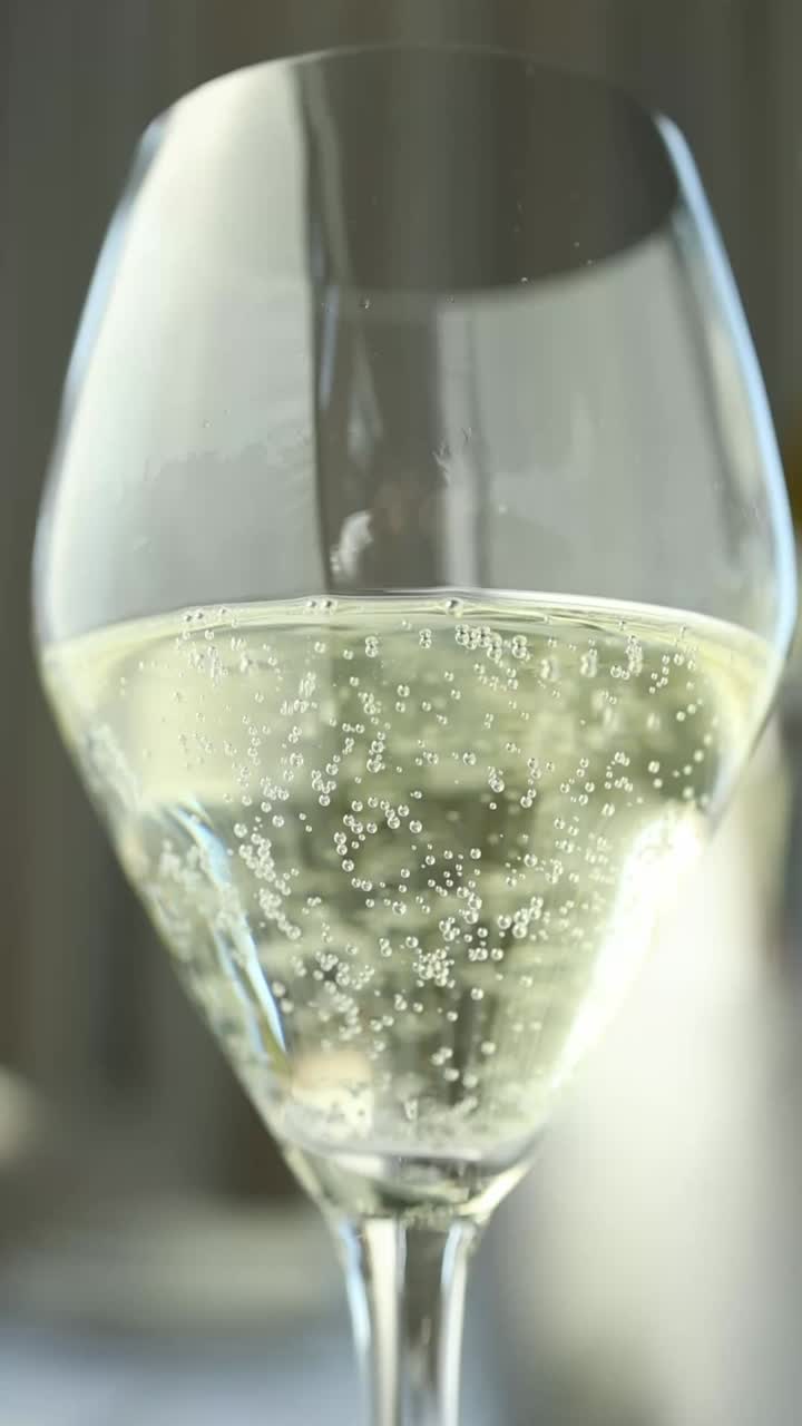 Primo piano di un bicchiere di vino con bollicine
