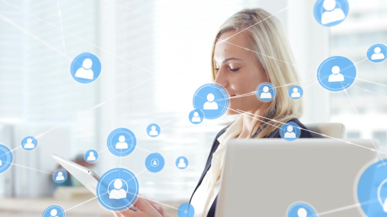 Donna che tocca il tablet in ufficio, nodi utente blu e collegamenti sottili che si accendono, mostrando una rete aziendale.