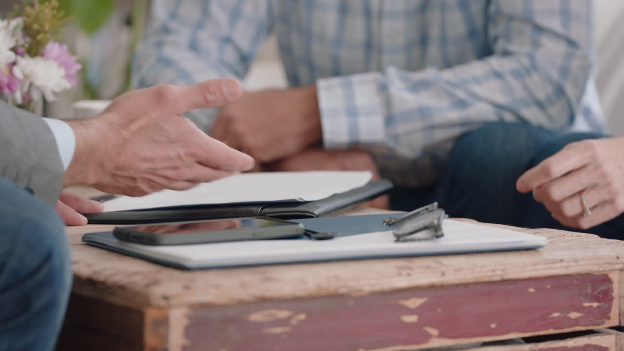 pareja madura que se reúne con un agente inmobiliario que compra una casa nuevos propietarios que firman un contrato de arrendamiento hipotecario que compran una propiedad que disfruta de una inversión 4k