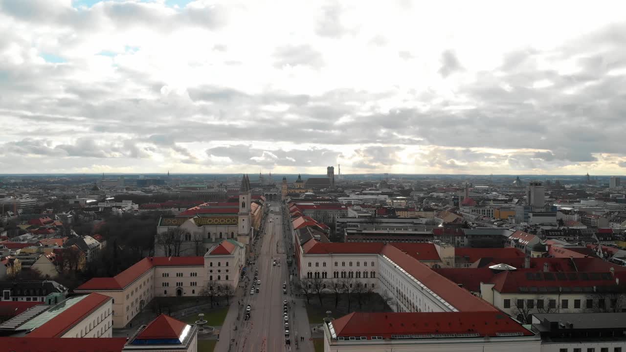 tomas aéreas de munich alemania por la tarde mirando hacia el suroeste con una puesta de sol y nubes para un efecto dramático