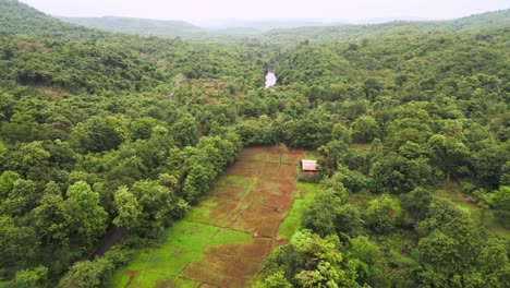 Estación-De-Colina-Verde-En-Temporada-De-Lluvias-Vista-De-Drones-En-Konkan