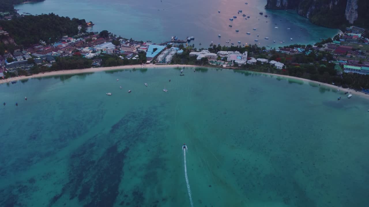 전 세계적으로 유명한 열대 관광지 에서 아름다운 일몰 을 보기 위해 배 를 타고 도착