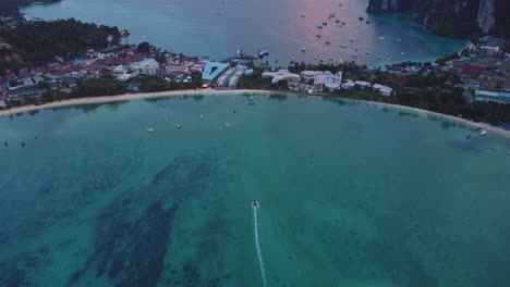 llegada en barco para una hermosa puesta de sol en el famoso destino turístico tropical mundial