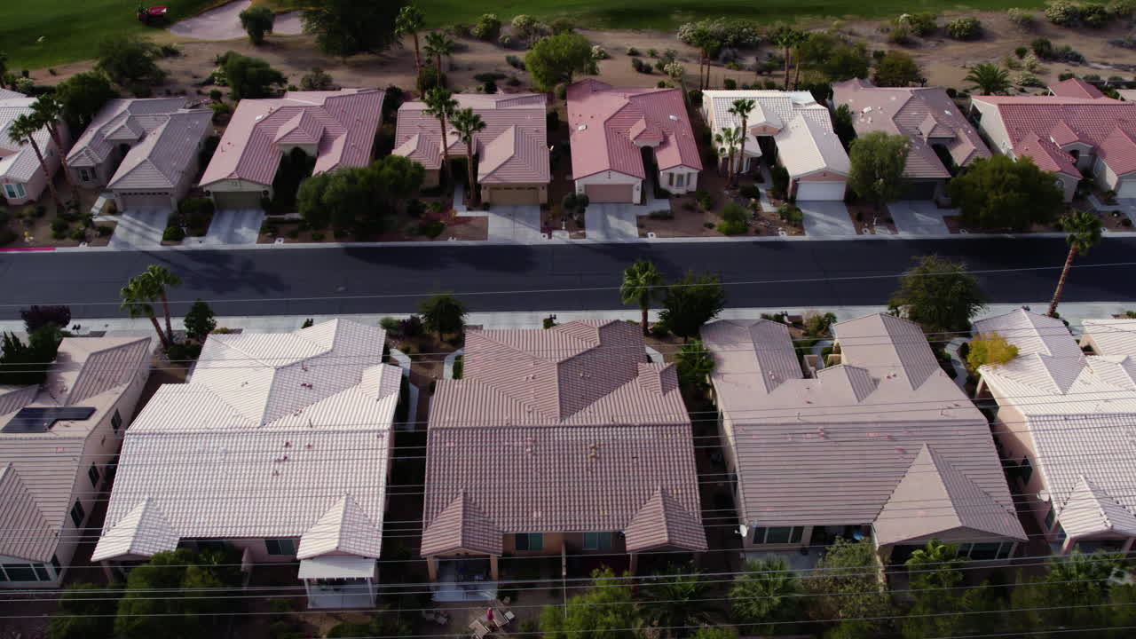 vista aérea de la idílica comunidad residencial estadounidense, casas alineadas y calles en un día soleado