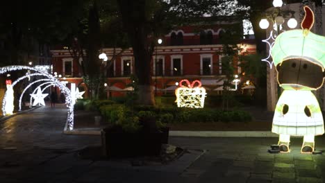 Imágenes-Panorámicas-De-Luces-Y-Decoraciones-Navideñas-En-El-Parque-Principal-De-La-Ciudad-De-Puebla,-Mx.