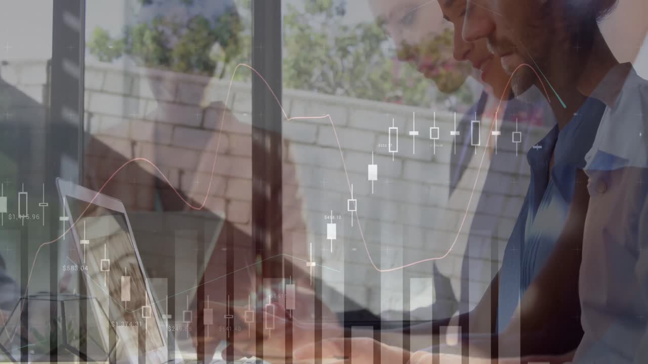 animación del procesamiento de datos financieros sobre diversas personas de negocios