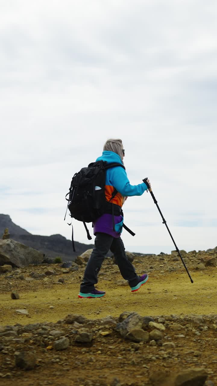 Due donne che fanno escursioni in salita su un sentiero di montagna roccioso