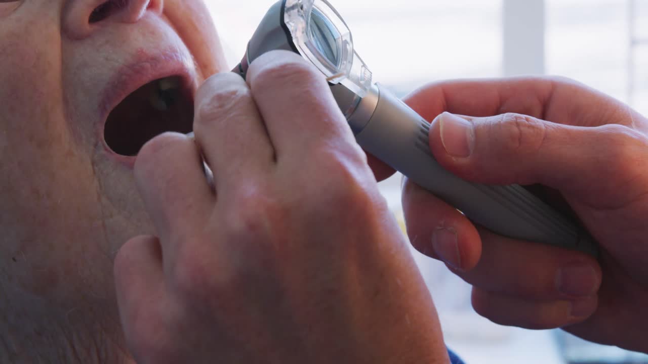 médico examinando a una mujer mayor en un hogar de ancianos
