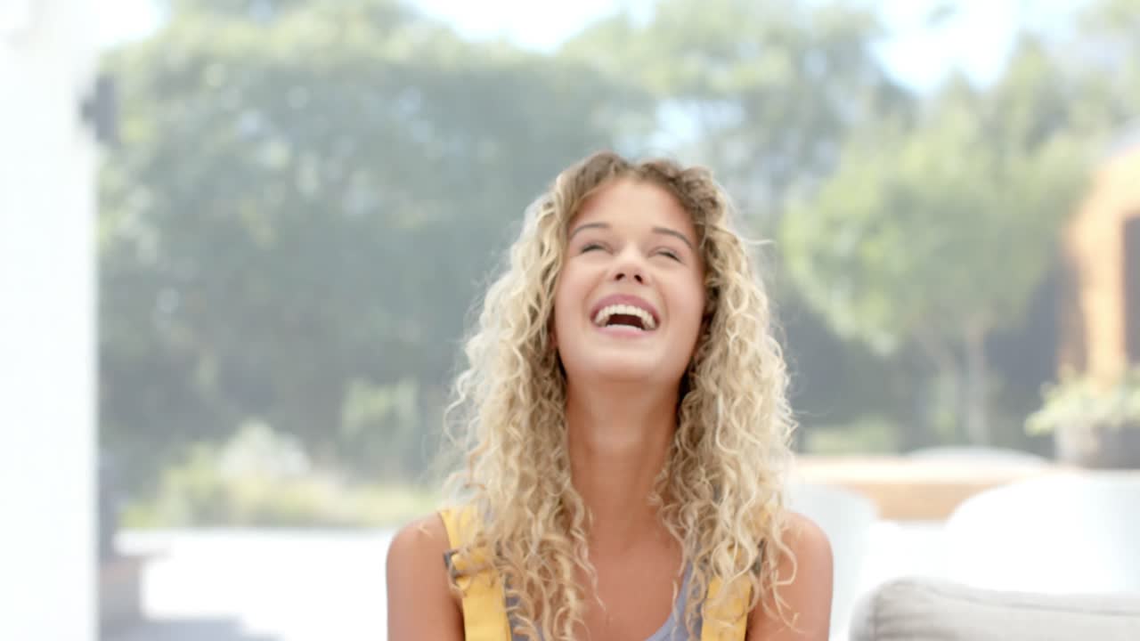 행복한 백인 여성이 비디오 통화를 하고, 집에서 이야기하고 웃고, 느린 동작