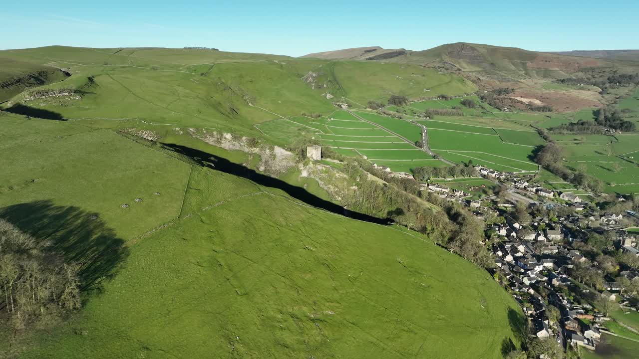 vista aérea de cave dale, empujando para revelar el castillo de peveril en la ciudad del distrito peak de castleton, reino unido