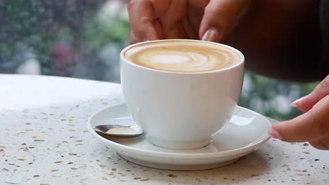mezclando café a mano en un café de hanoi