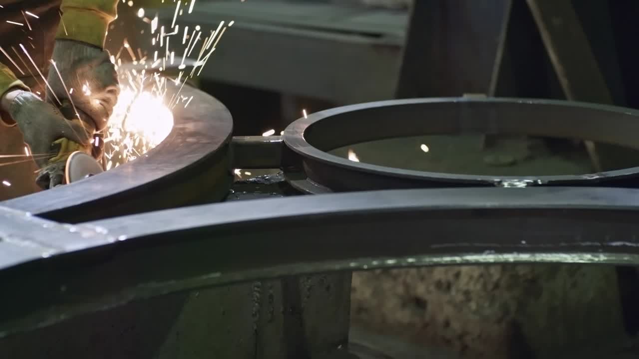 금속 부품에 밀러를 사용하는 작업자의 손