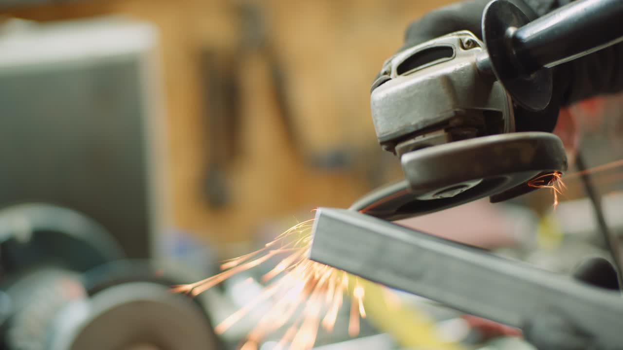 금속 산업 공장에서 샌더로 금속 연삭