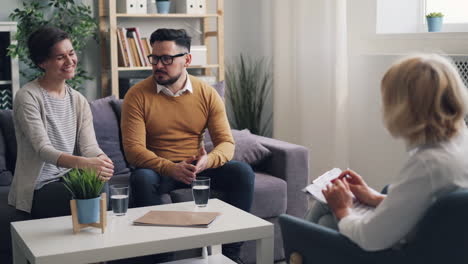 en una sesión de terapia de pareja