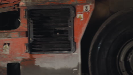parte delantera de la maquinaria pesada de minería con faros brillantes