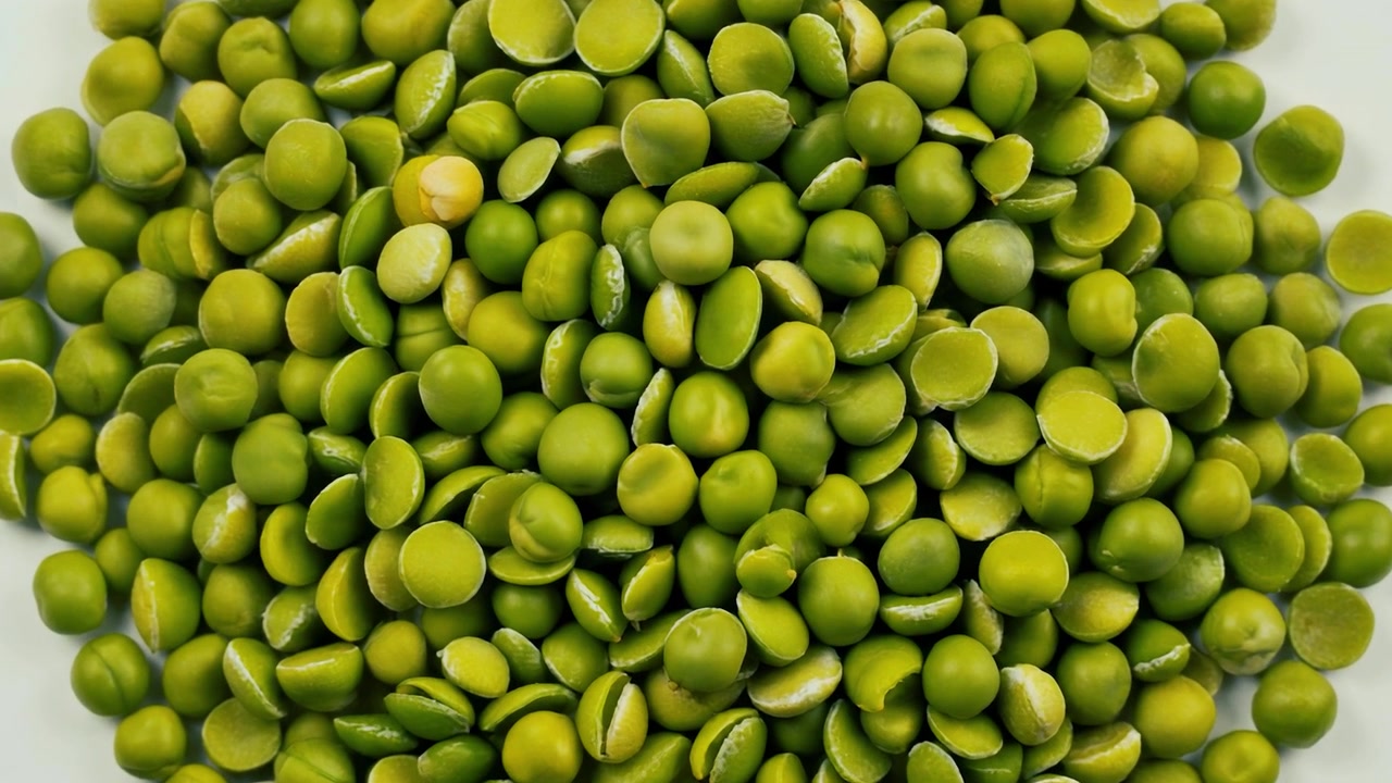 Close-up van gedroogde spliterwten op een witte achtergrond