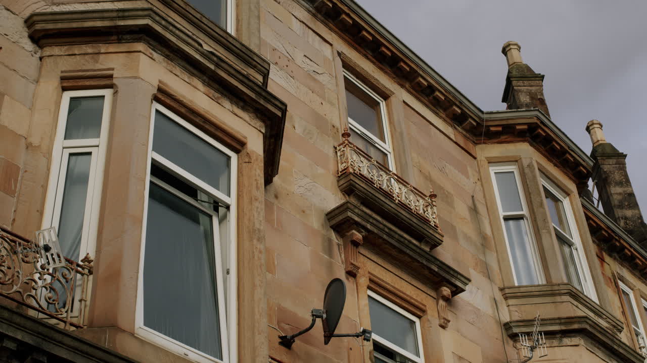 каменное здание с низким углом