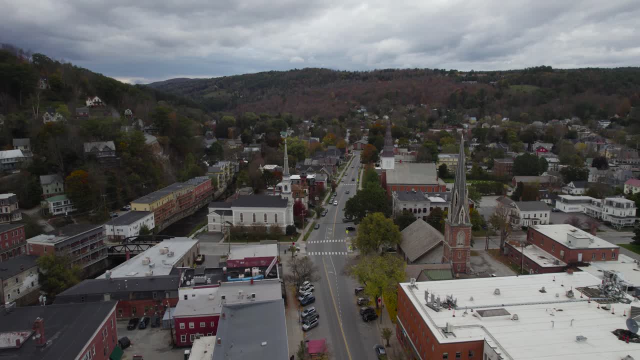 drone volando sobre las calles de la ciudad en montpelier, vermont