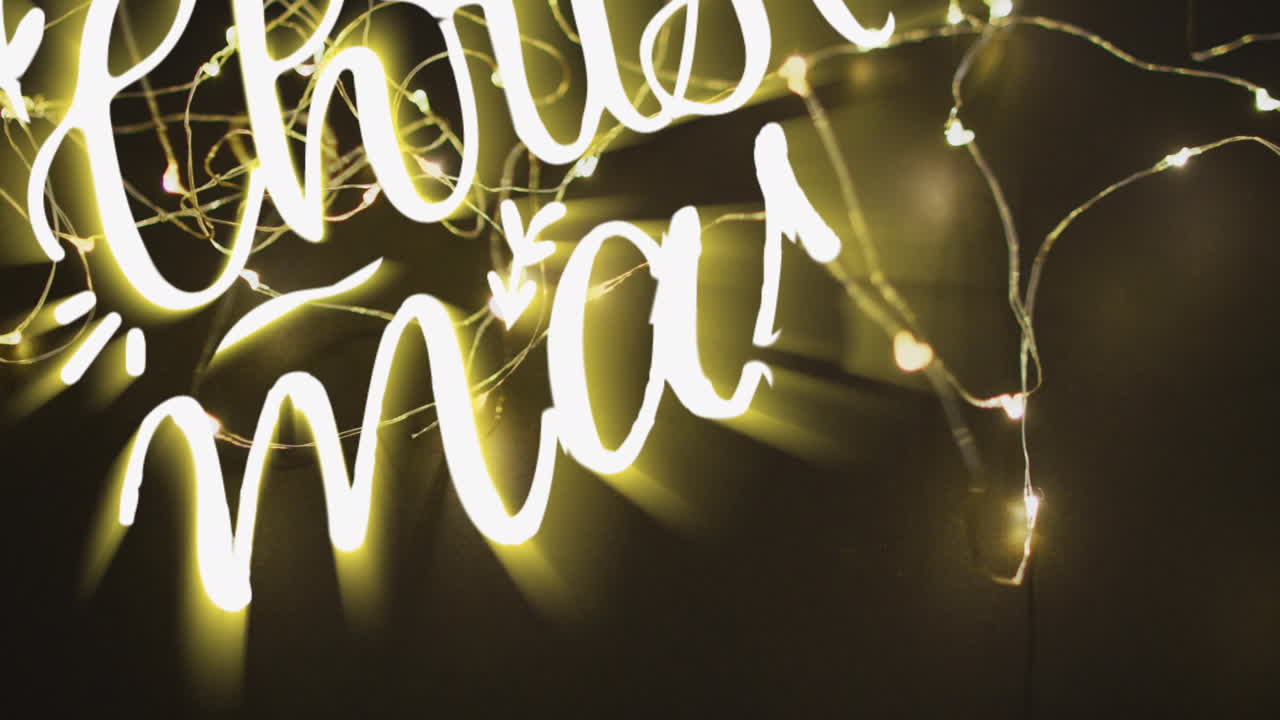 Animation von Weihnachtsgrüße Text über Lichterketten