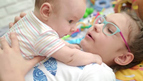 Hermana-Jugando-Con-Su-Hermanito.-Primer-Plano-De-Una-Niña-Abrazando-A-Un-Niño.-Amor-Familiar