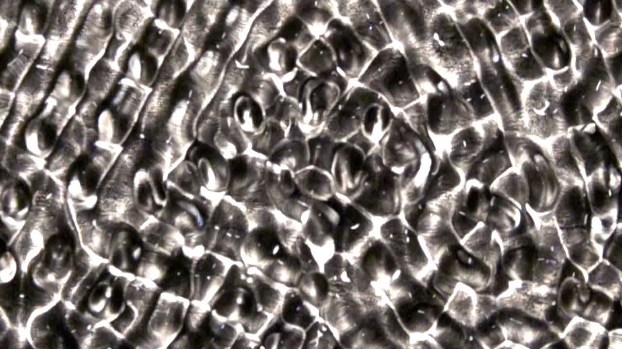 교차하는 대각선 웨이브 트레인은 간섭 패턴을 만듭니다.