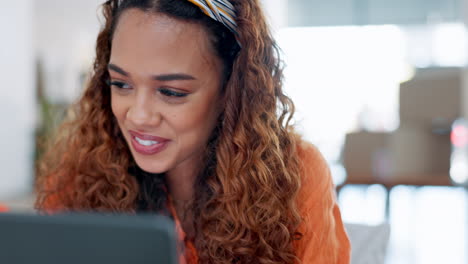 comercio electrónico, pequeñas empresas y mujeres en computadoras portátiles
