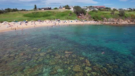 Gente-En-Little-Bay-Beach-En-Sydney,-Nueva-Gales-Del-Sur,-Australia---Toma-Aérea