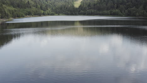 Stausee-Von-Altenwerder-In-Den-Vogesen