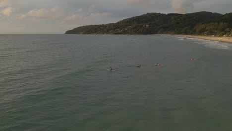 Thailand-Strand-Voller-Surfer