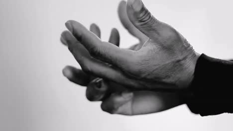orando a dios con las manos juntas sobre fondo blanco con gente almacen de metraje de video