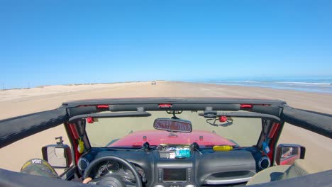 pov desde la azotea mientras conduce en la playa durante la marea baja en la isla barrera del golfo de méxico - isla del padre sur, texas