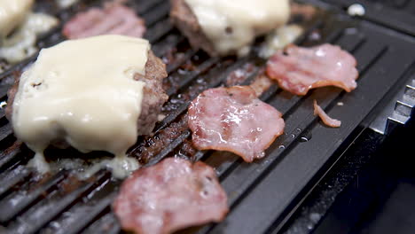 hamburguesa - asar empanadas con queso en una parrilla eléctrica en casa