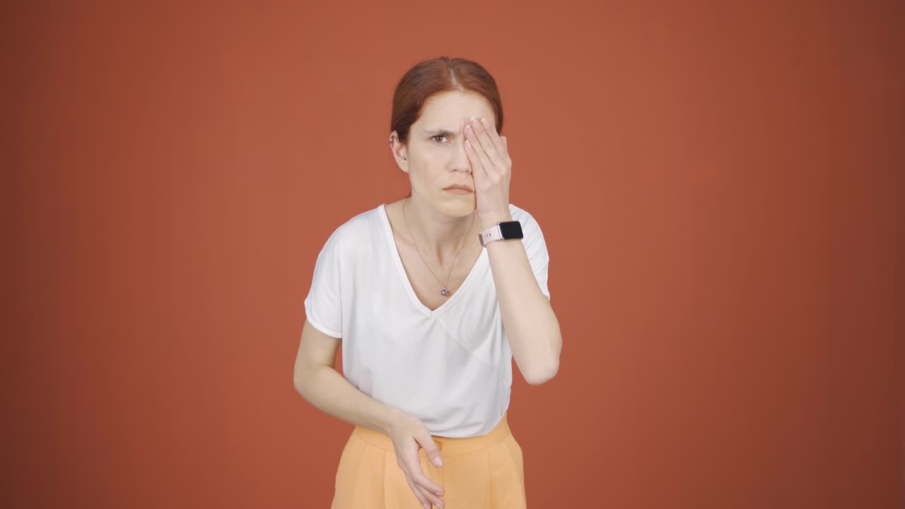 눈이 잘 보이지 않는 여자. 눈의 문제.