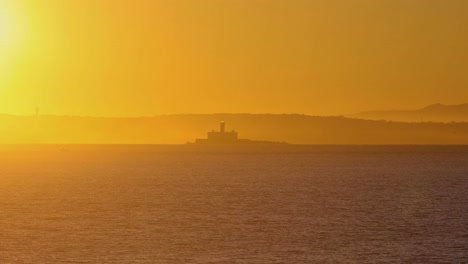 Captura-El-Encanto-Del-Faro-De-Bugio-En-La-Hora-Dorada