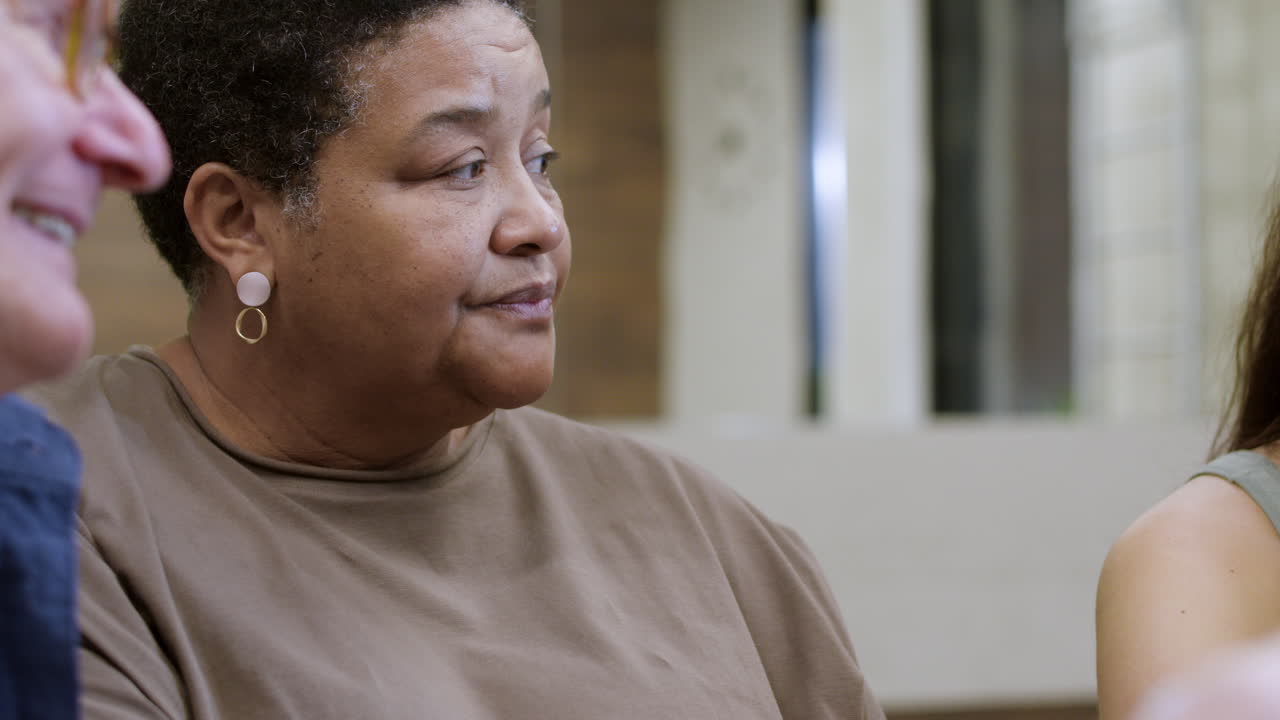 사람들이 바닥에 앉아 있다