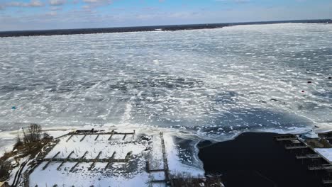 Blick-über-Das-Gefrorene-Wasser-Des-Muskegon-Lake-Vom-Südufer