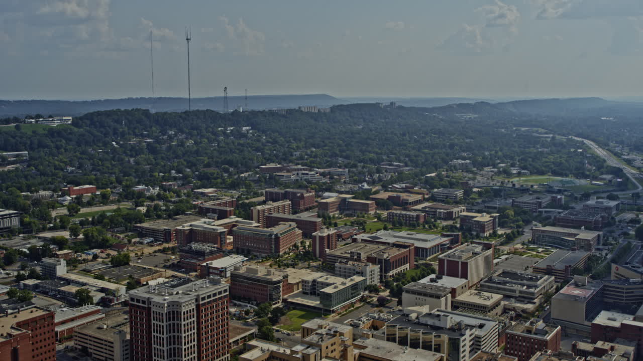 vista aérea v8 de birmingham alabama de los edificios universitarios en la comunidad del lado sur en la ladera boscosa de la montaña roja, al sur del distrito comercial central - filmada en dji inspire 2, x7, 6k - agosto de 2020