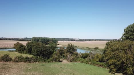 Feld,-See,-Bäume.-Ländliche-Drohnenaufnahme