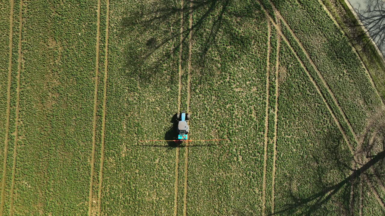 tractor cuidando un campo, creando filas ordenadas, perspectiva aérea - rociar antes de la temporada
