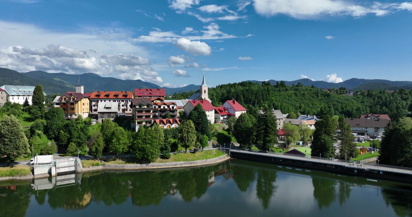 Paesaggio urbano ripreso da drone a Fuzine, Croazia, villaggio storico intorno a un lago forestale, vista aerea, estate croata