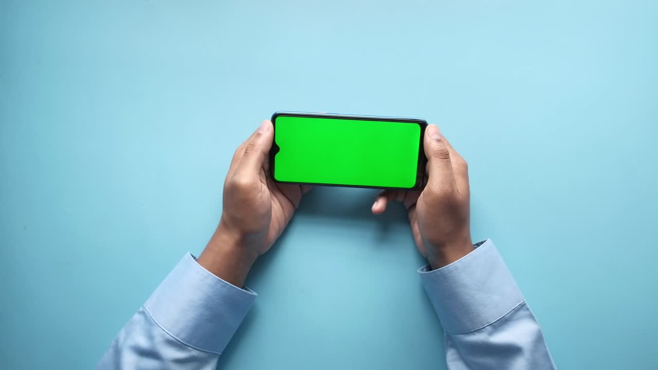 스마트 폰으로 게임을 하는 젊은이의  뷰