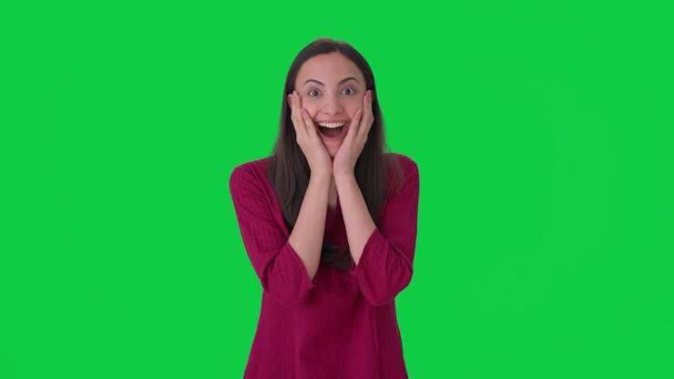 chica india feliz recibiendo una gran sorpresa pantalla verde